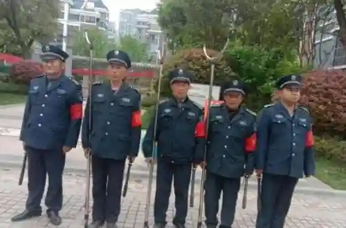 小区门卫阵容_1插图