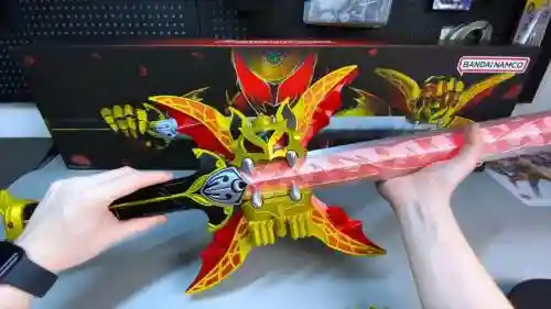 魔皇是带什么武器